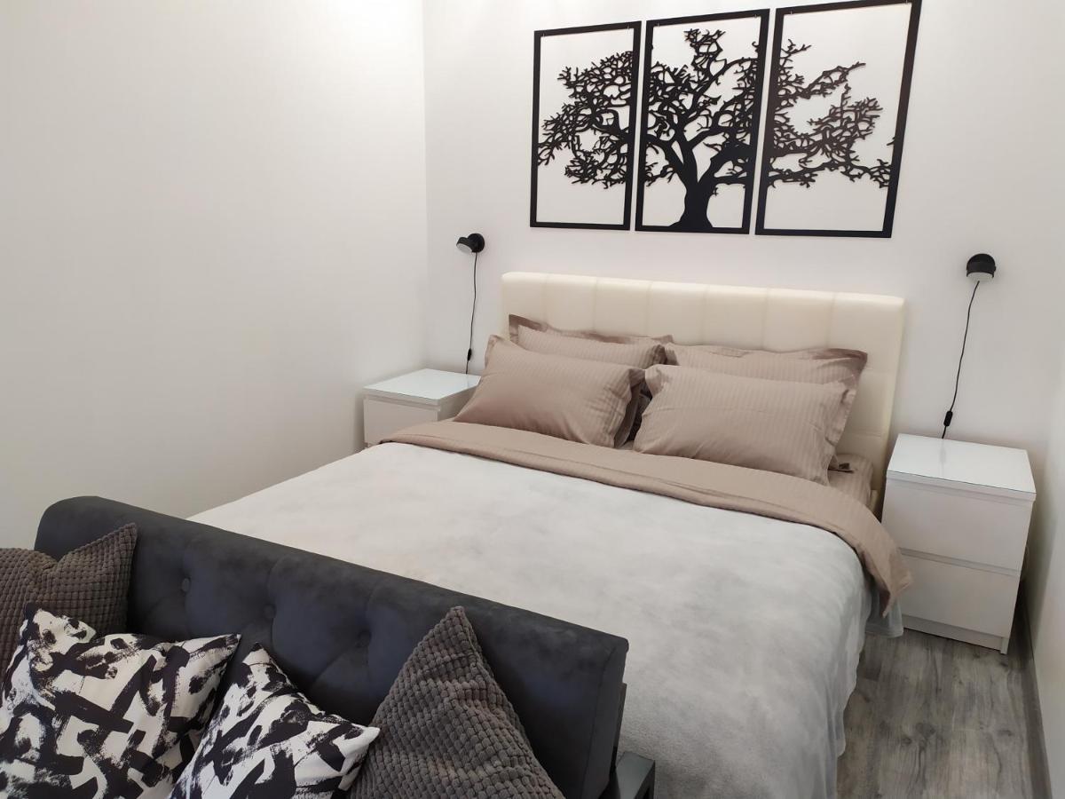 Black&White Apartment On Saksaganskogo Kyiv Exterior photo