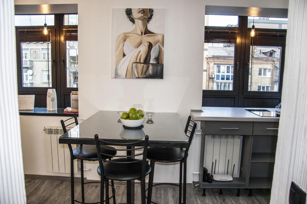 Black&White Apartment On Saksaganskogo Kyiv Exterior photo