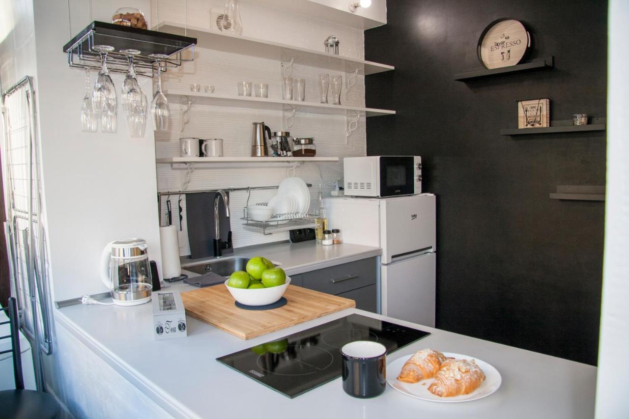 Black&White Apartment On Saksaganskogo Kyiv Exterior photo