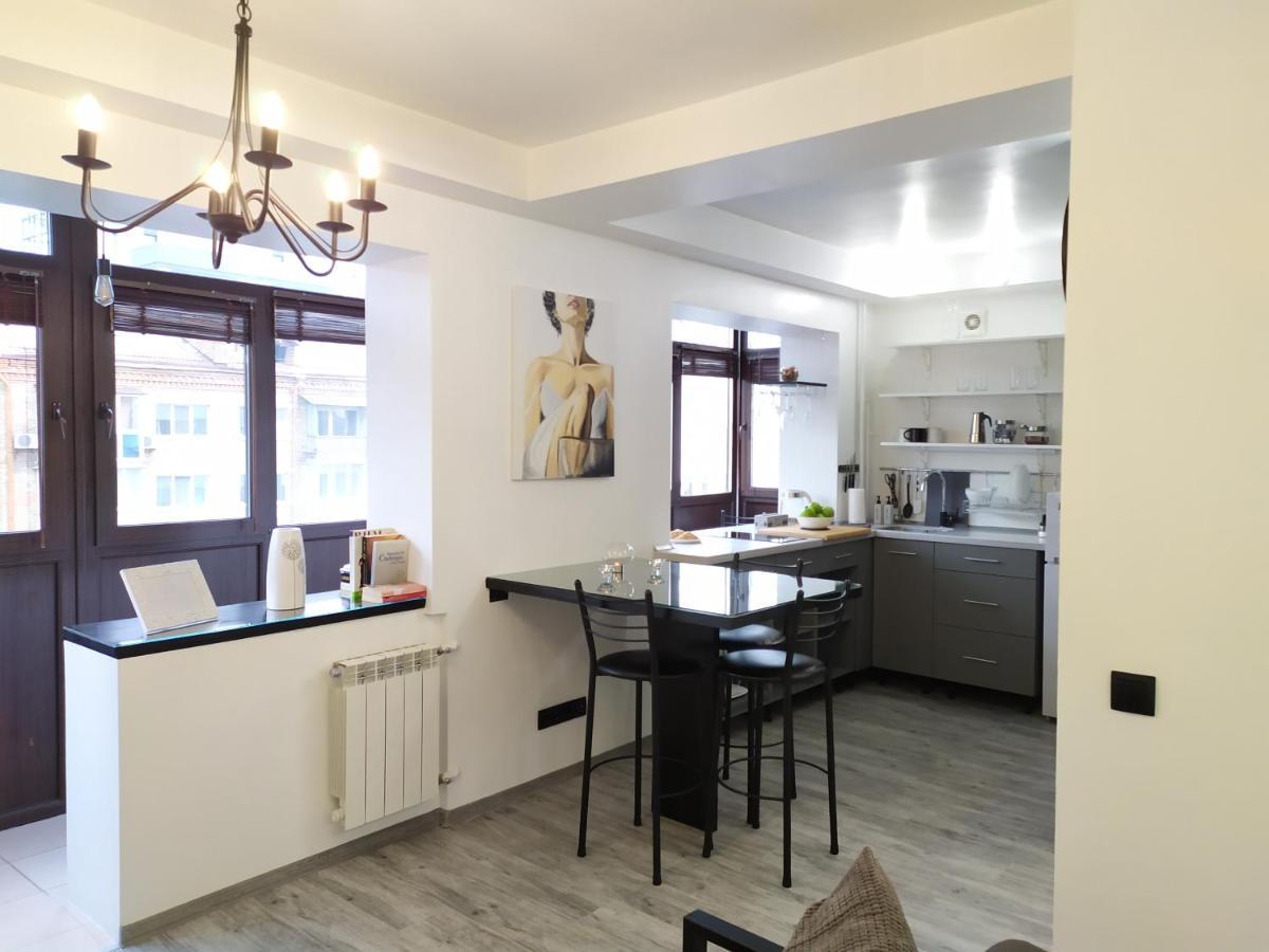 Black&White Apartment On Saksaganskogo Kyiv Exterior photo