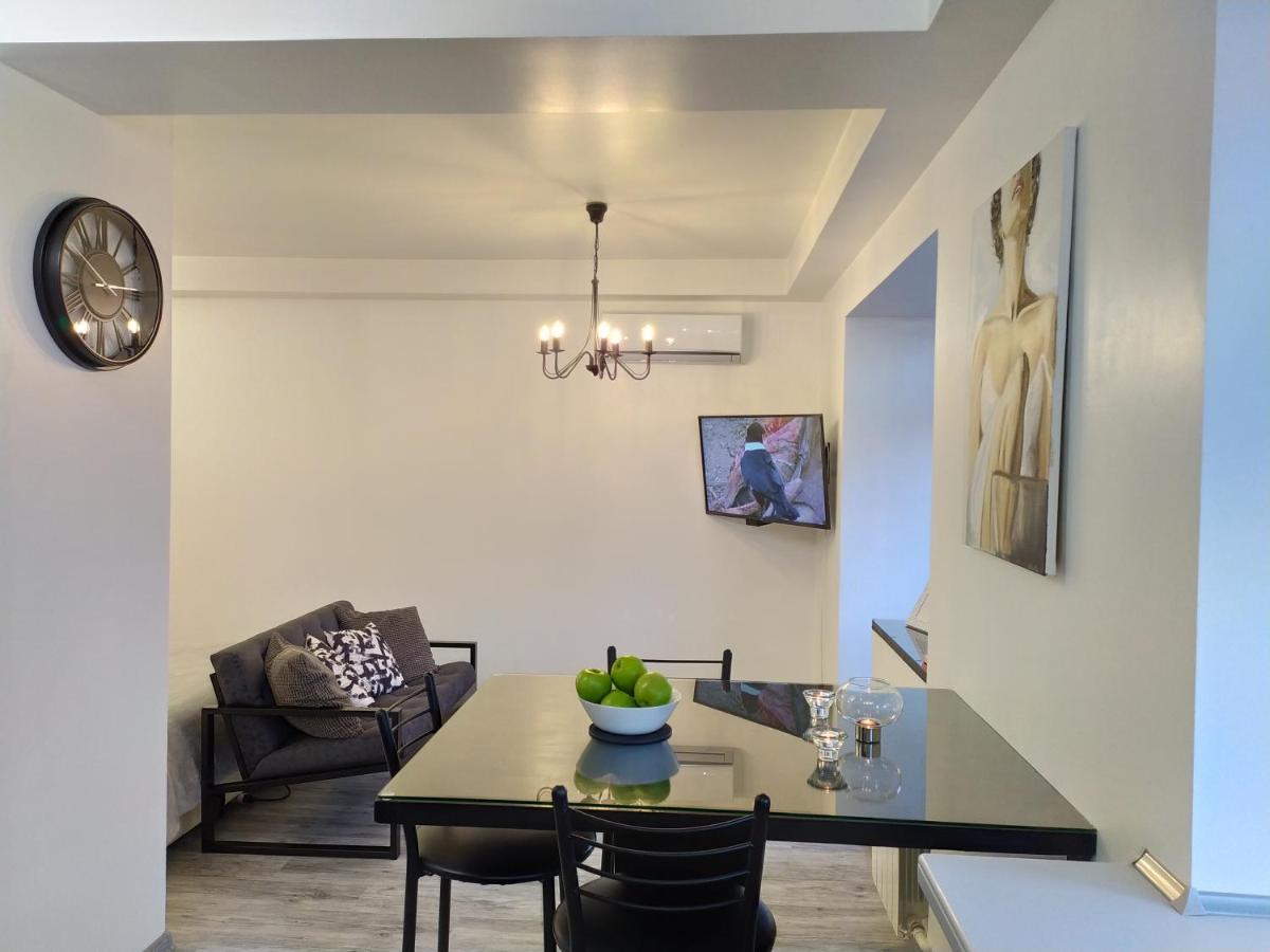 Black&White Apartment On Saksaganskogo Kyiv Exterior photo