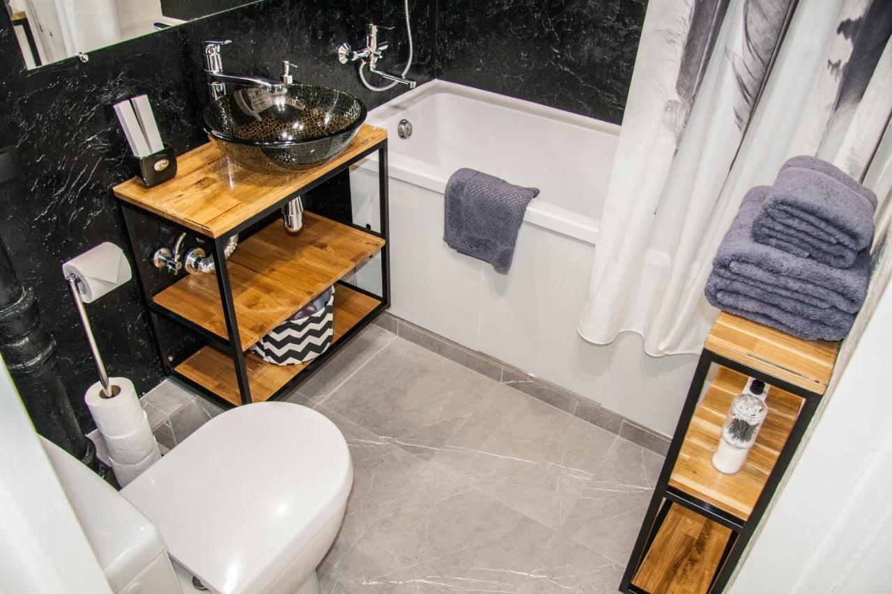 Black&White Apartment On Saksaganskogo Kyiv Exterior photo